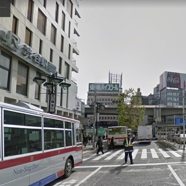 2.246方面へ。歩道橋を渡ります。